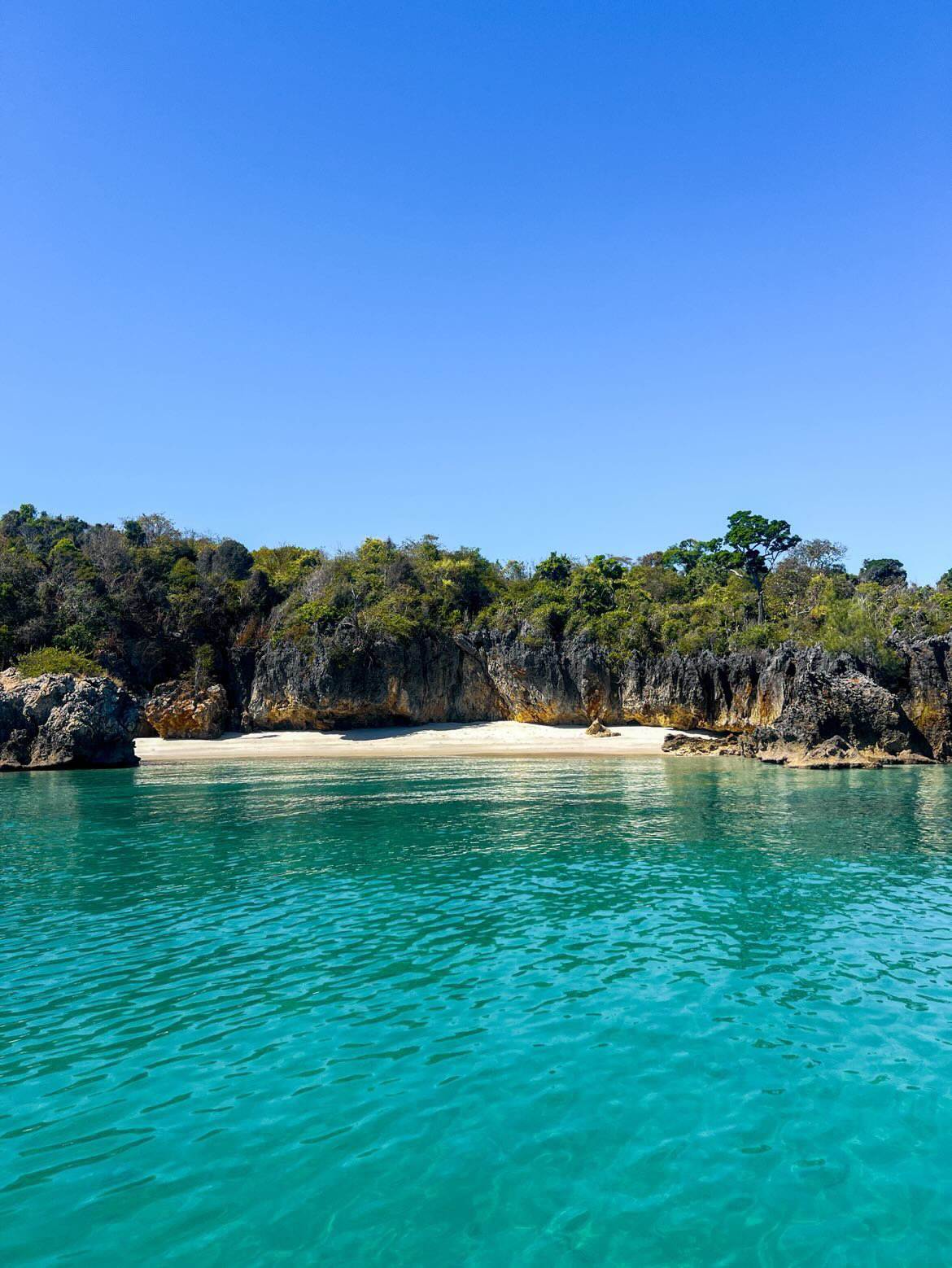 Plage de sable blanc et lagon turquoise, baie de Moramba