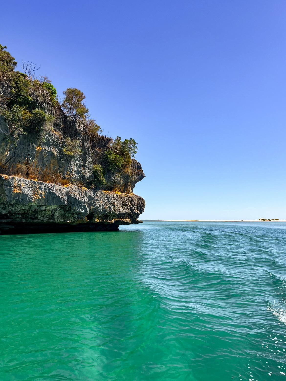Falaise calcaire et eau émeraude, baie de Moramba