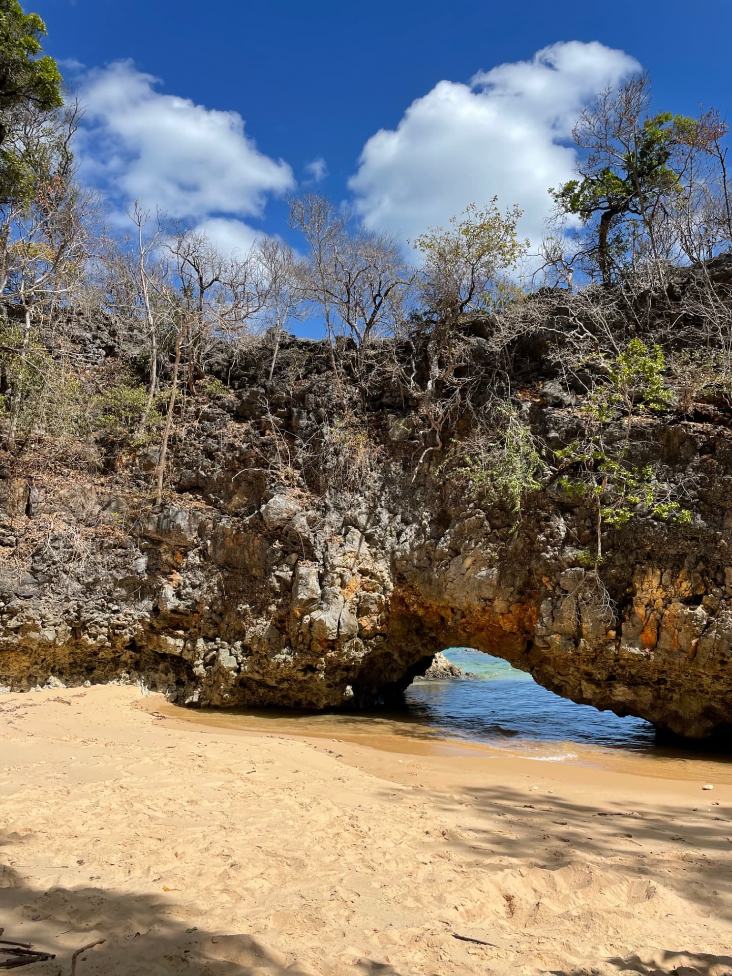 Arche rocheuse ouvrant sur la mer